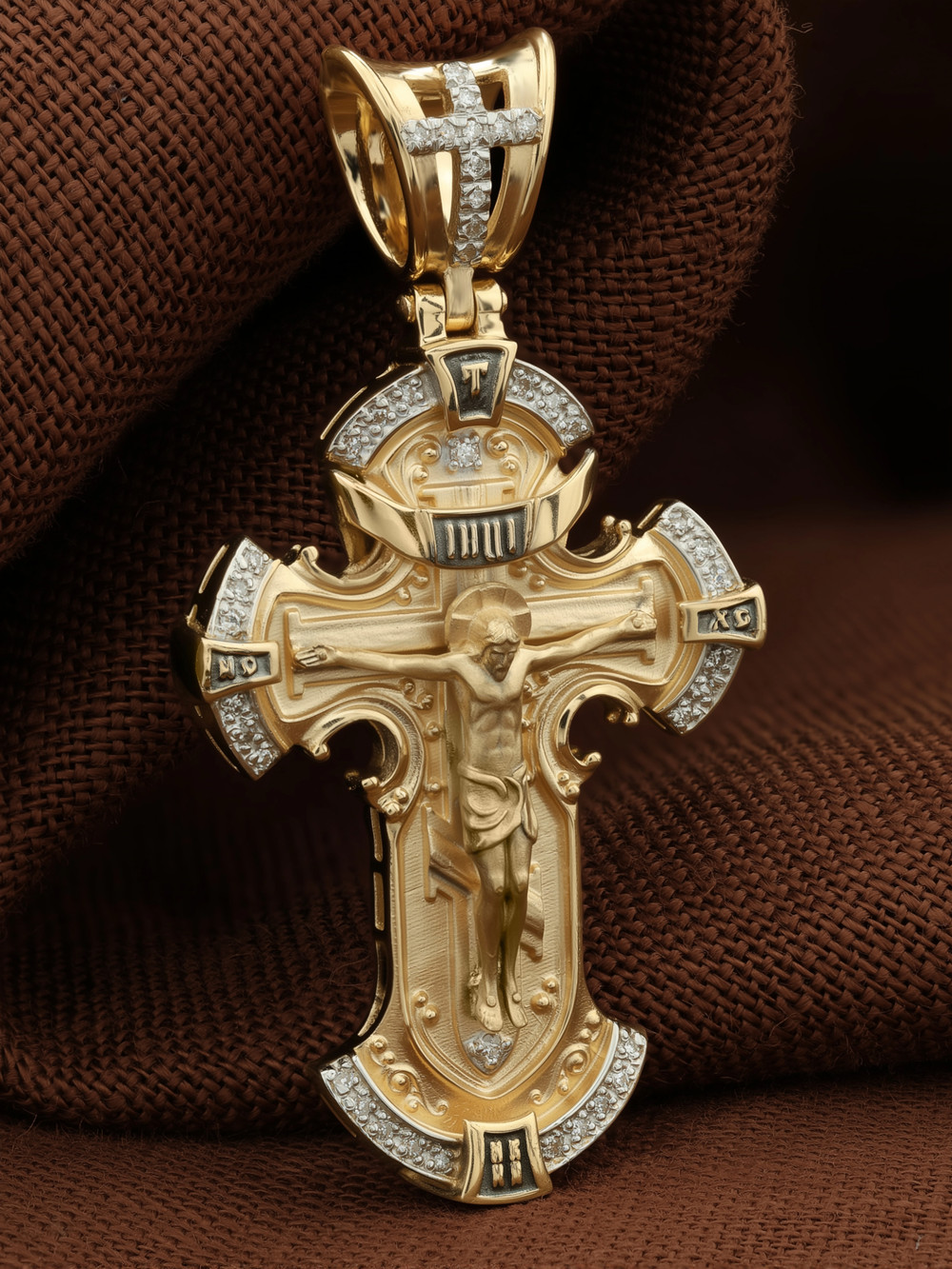 Крест из лимонного золота c бриллиантами