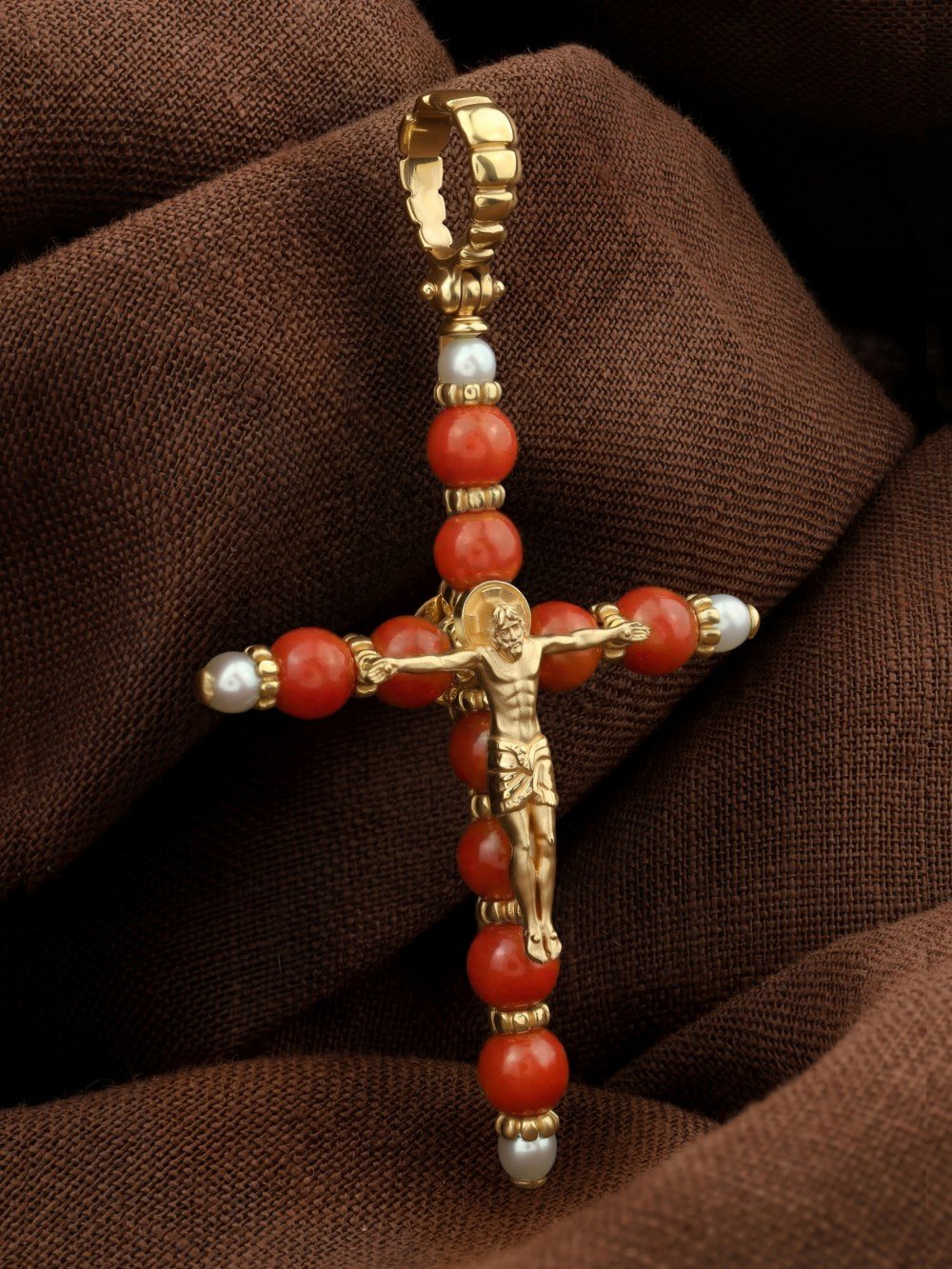 Крест из лимонного золота c жемчугом и кораллом