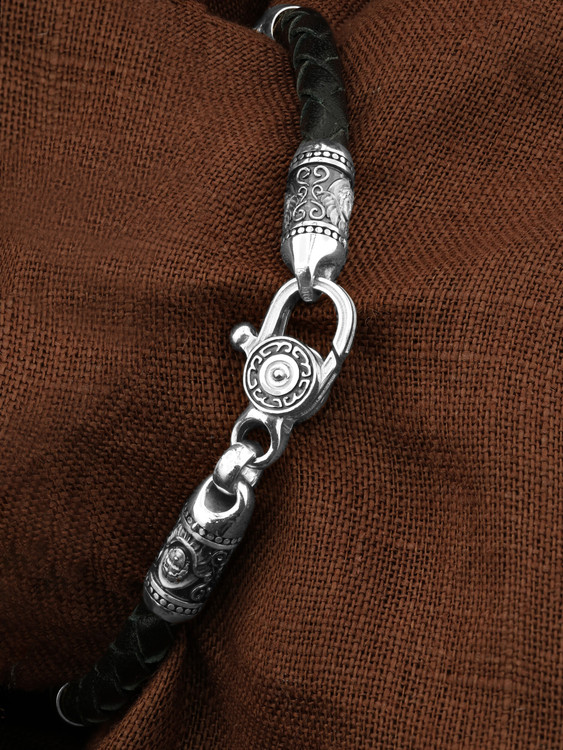 Браслет из белого золота c кожаным шнурком