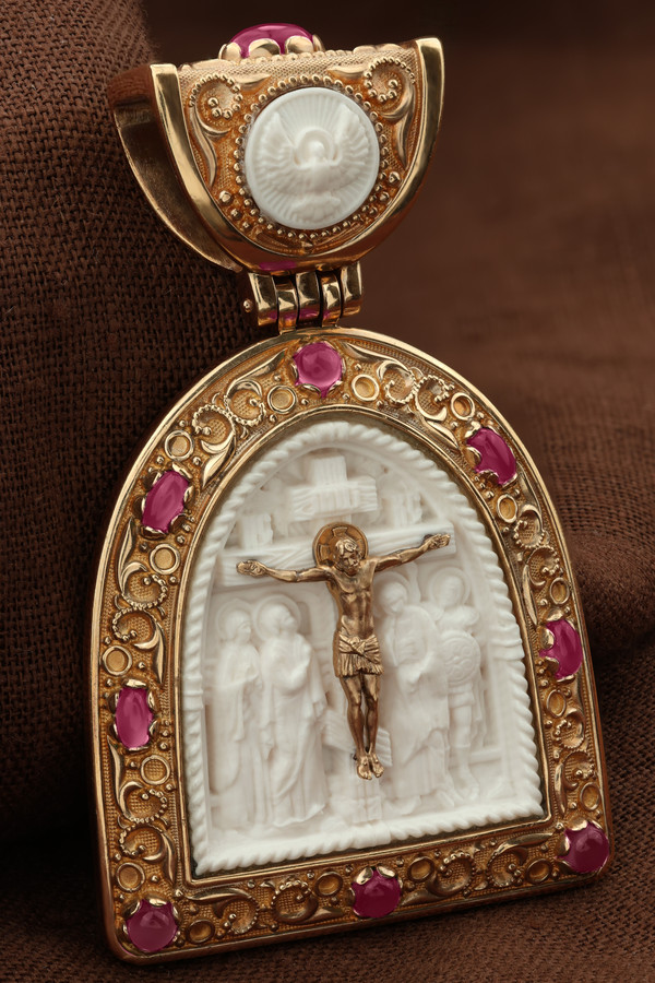 Образок из золота c эмаль , рубином и бивнем мамонта