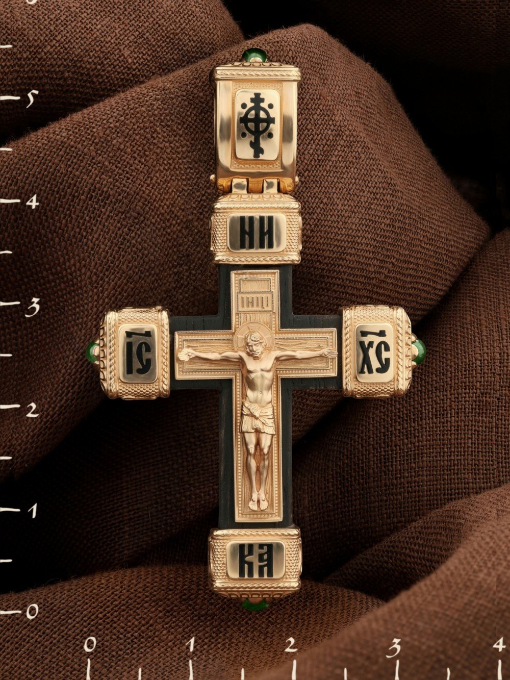 Крест из золота c эмалью, хризопразом и эбеновым деревом