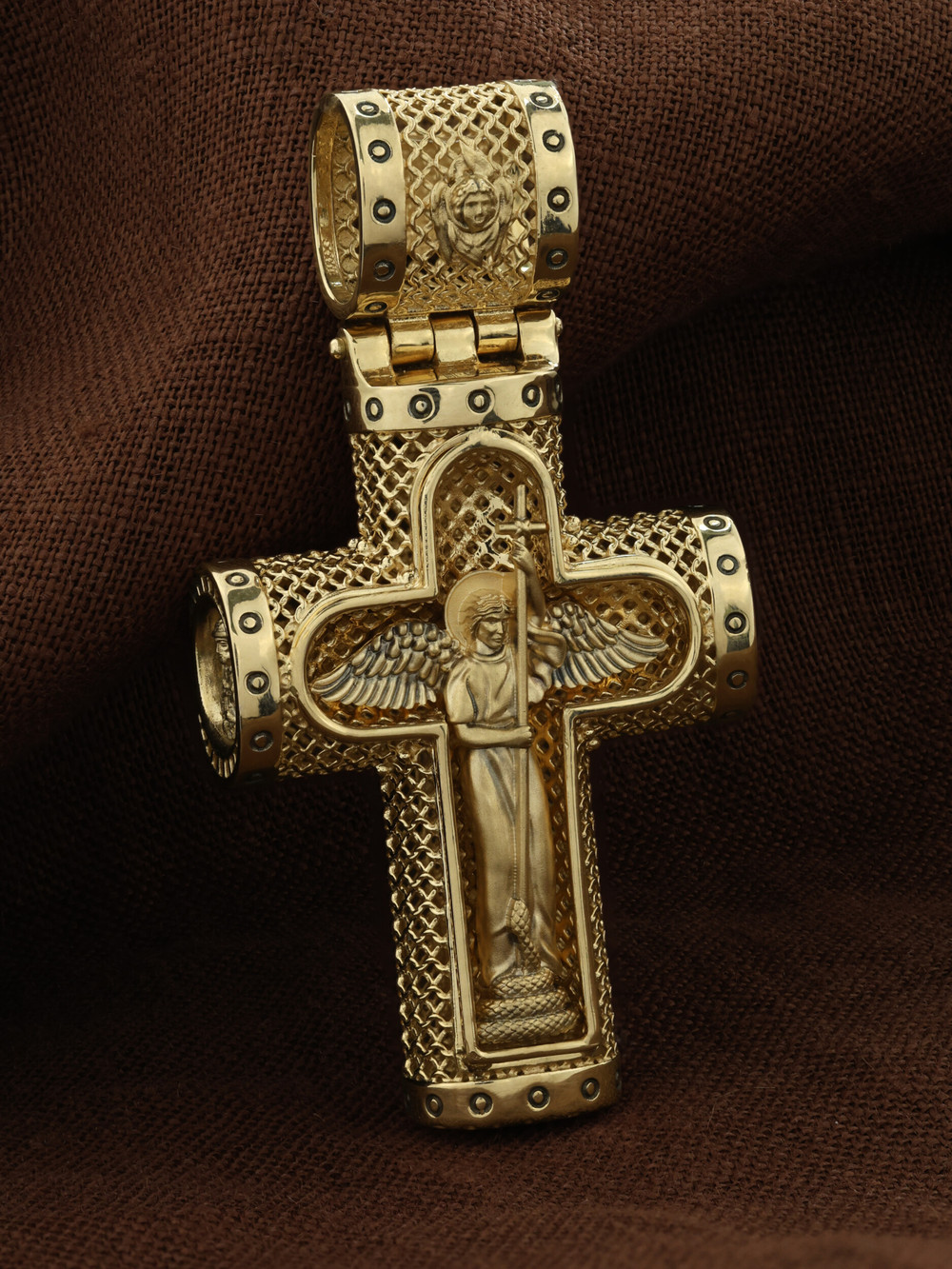 Крест из лимонного золота