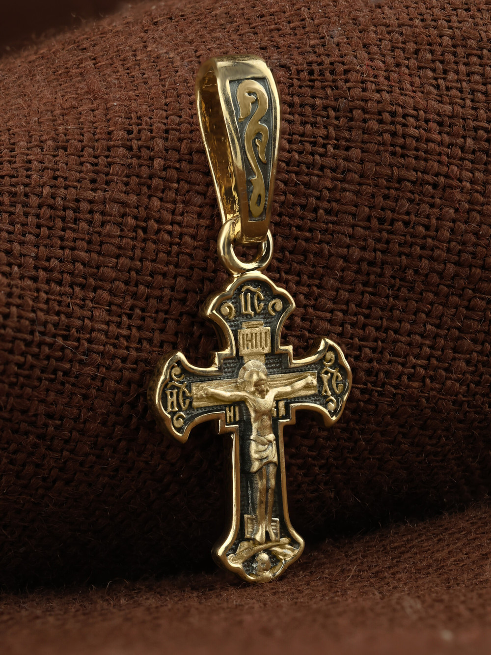 Крест из лимонного золота