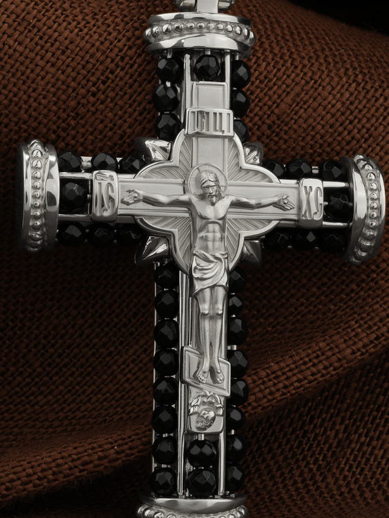 Крест из белого золота c ониксом