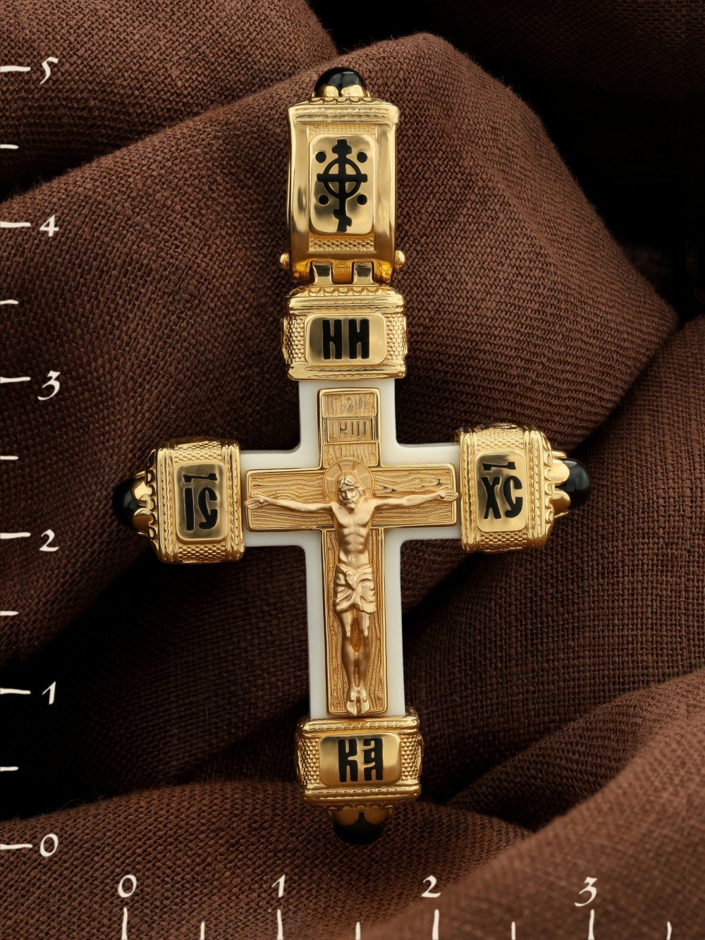 Крест из лимонного золота c эмалью, ониксом и бивнем мамонта