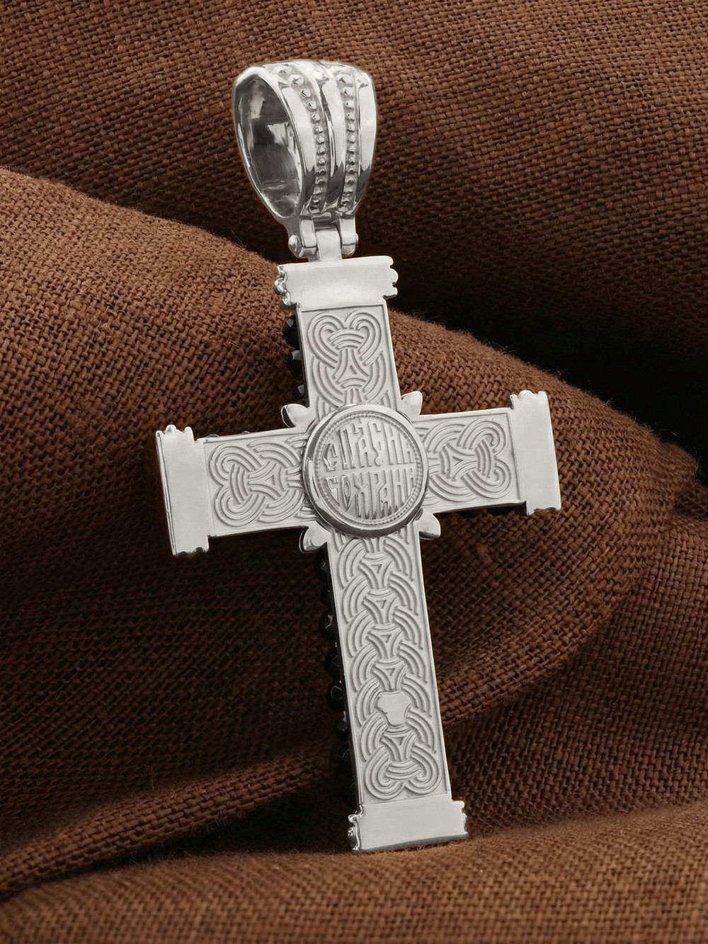 Крест из белого золота c ониксом