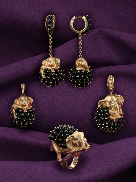 Кольцо из золота c эмалью и ониксом