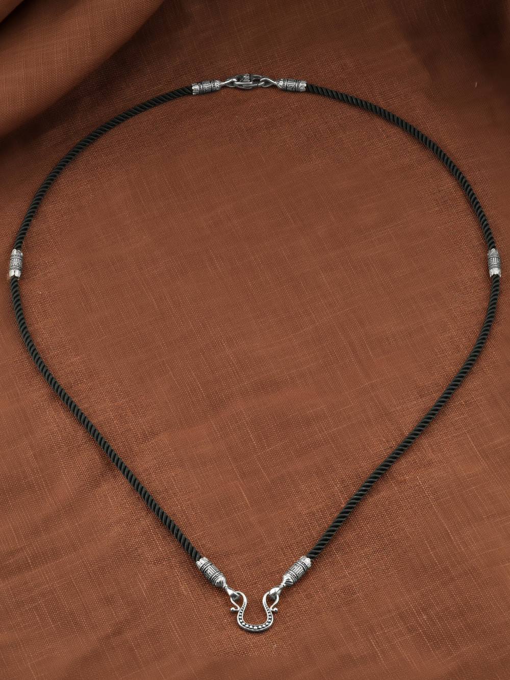 Шнурок шёлковый из белого золота c шёлковым шнурком