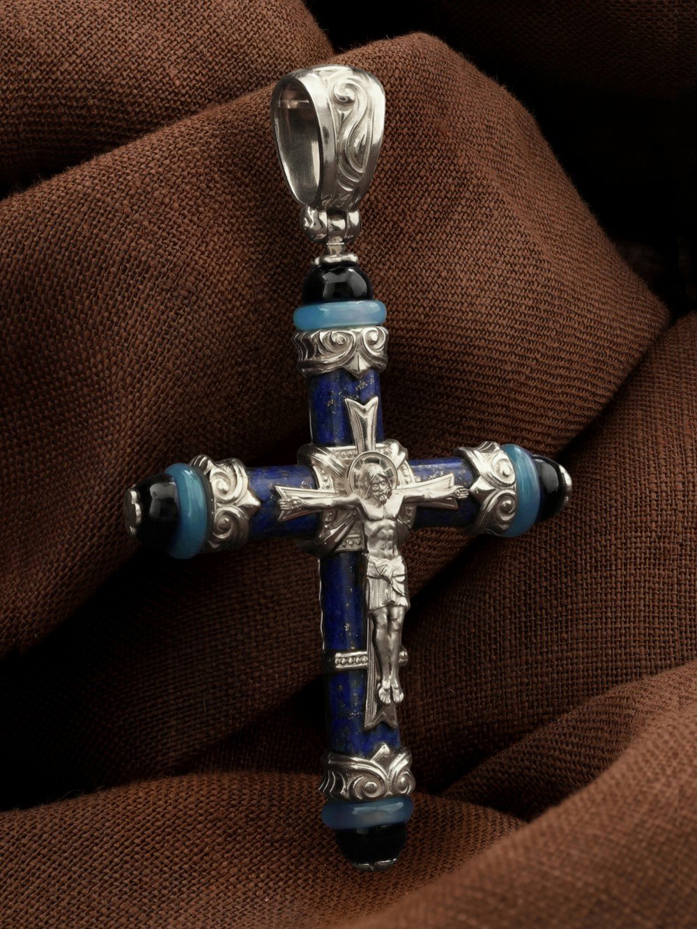 Крест из белого золота c ониксом, агатом и лазуритом