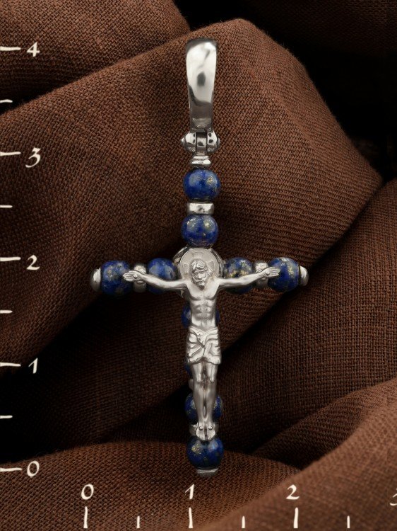 Крест из белого золота c лазуритом