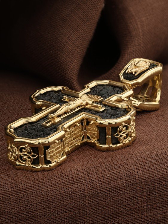 Крест из лимонного золота c эбеновым деревом