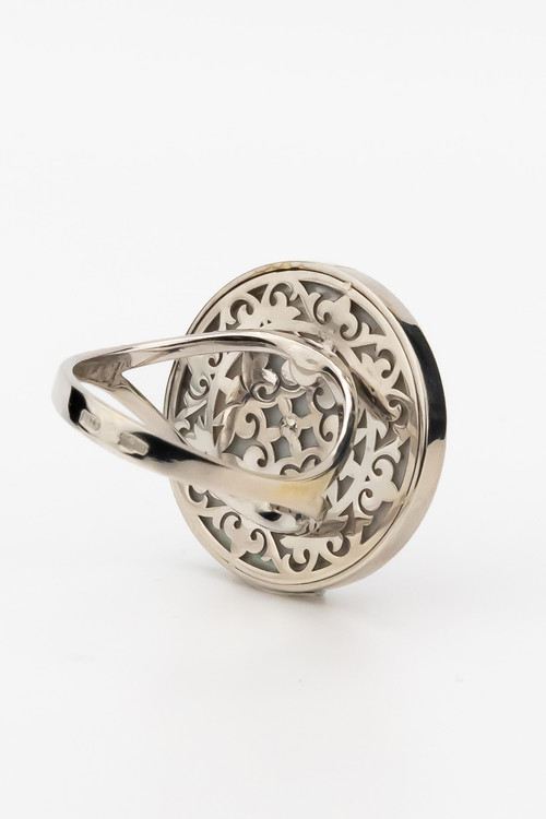 Кольцо из белого золота c ониксом и перламутром