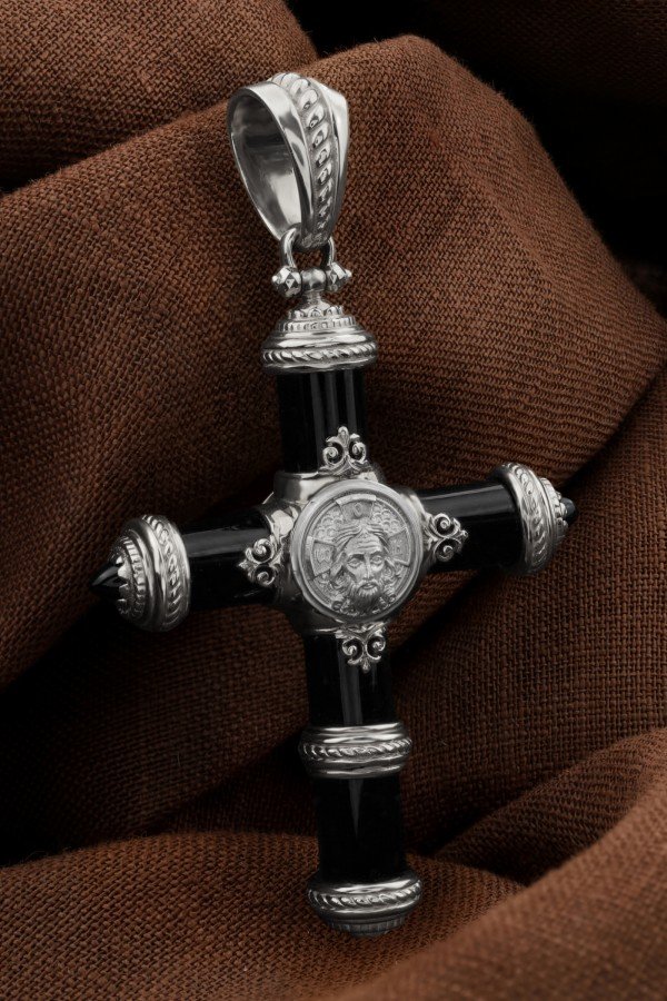 Крест из белого золота c ониксом