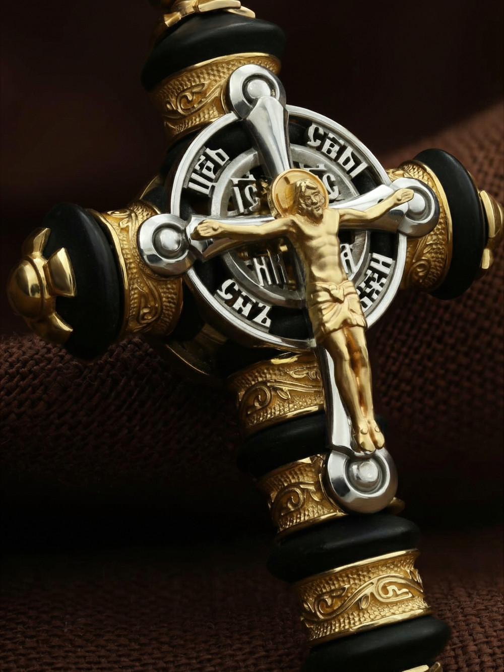 Крест из лимонного золота c ониксом