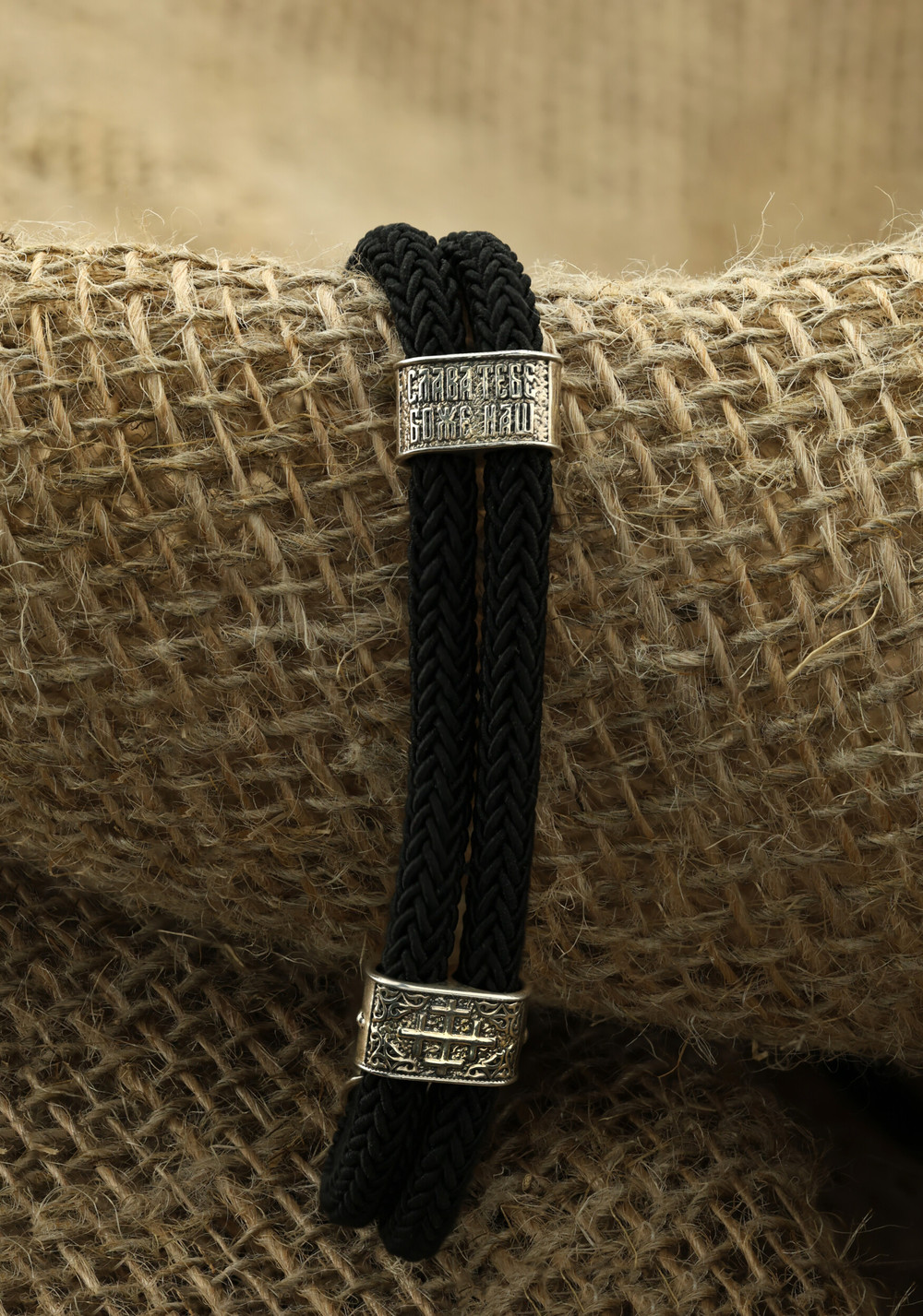 Браслет из серебра и золота c ониксом и шёлковым шнурком