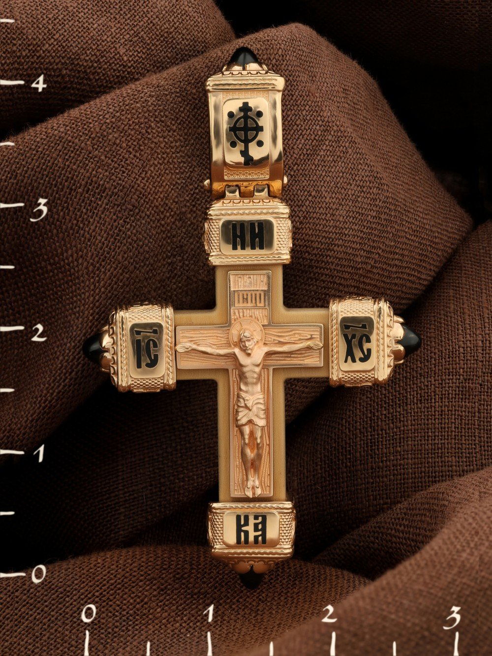 Крест из золота c эмаль , ониксом и деревом груши