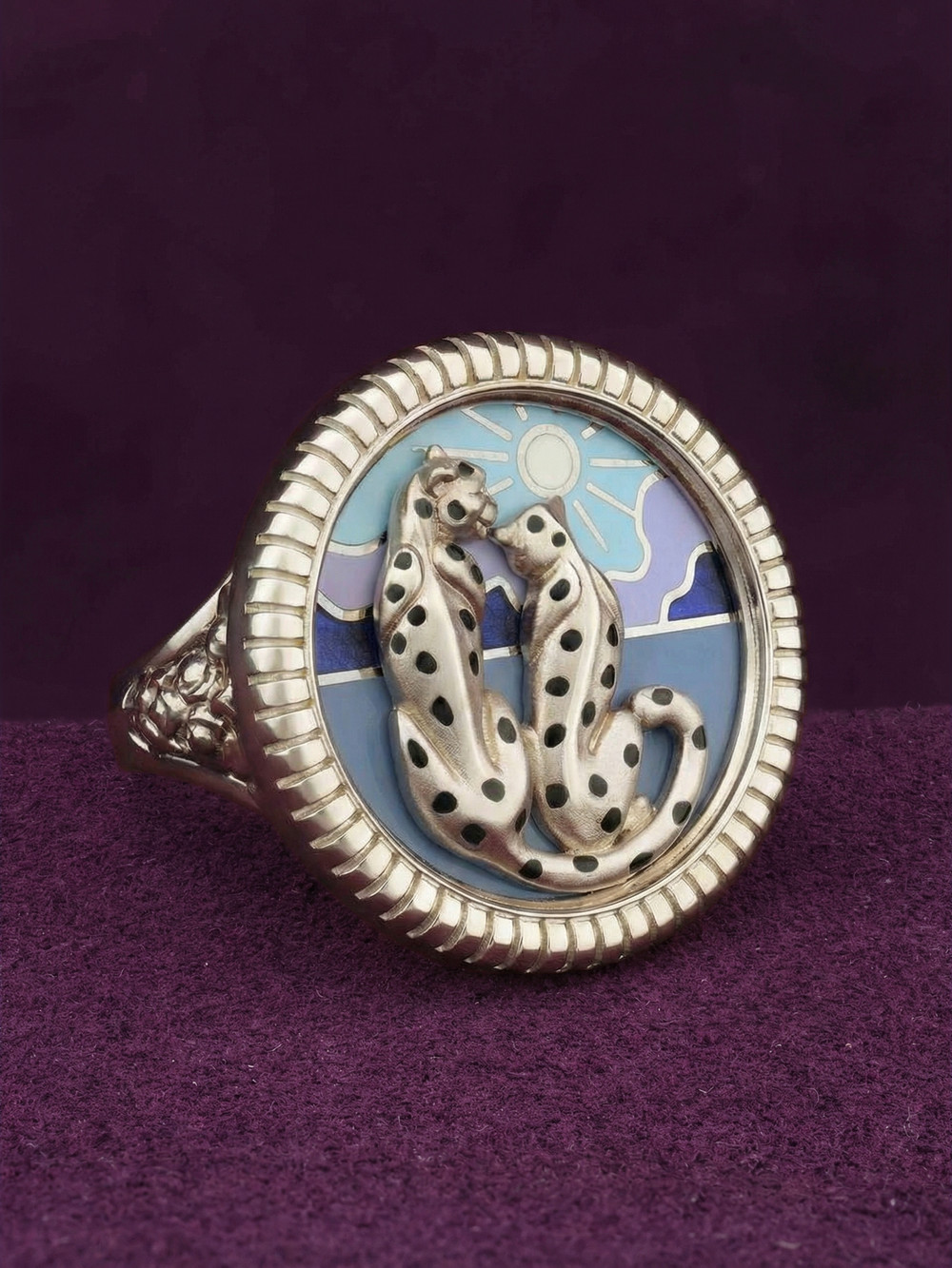 Кольцо из белого золота c эмалью