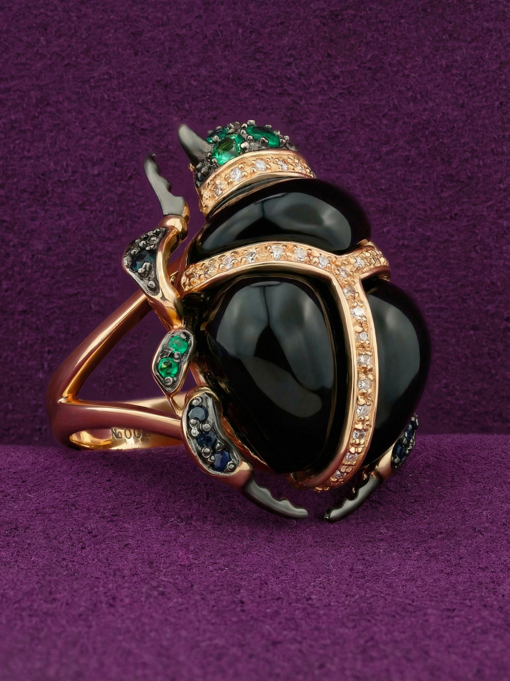 Кольцо из золота c бриллиантами, сапфиром, изумрудом и ониксом