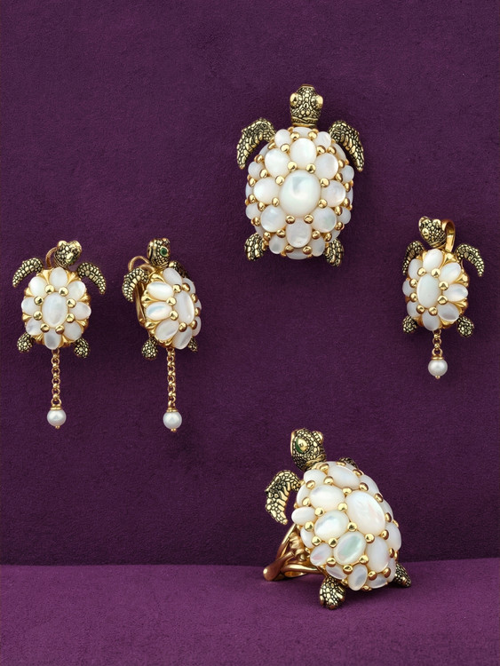 Кольцо из лимонного золота c эмаль и перламутром