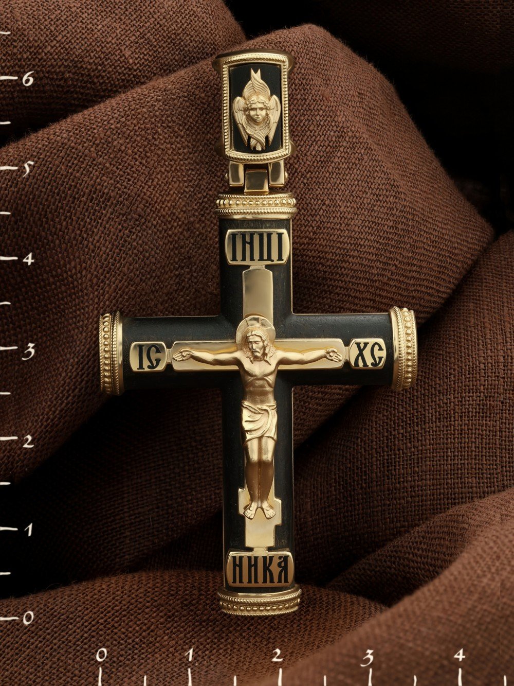 Крест из лимонного золота c эмалью и эбеновым деревом