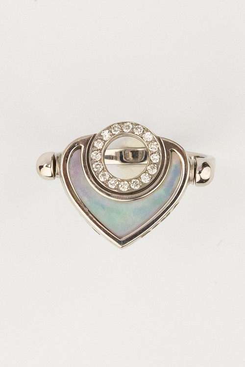 Кольцо из белого золота c бриллиантами, ониксом и перламутром