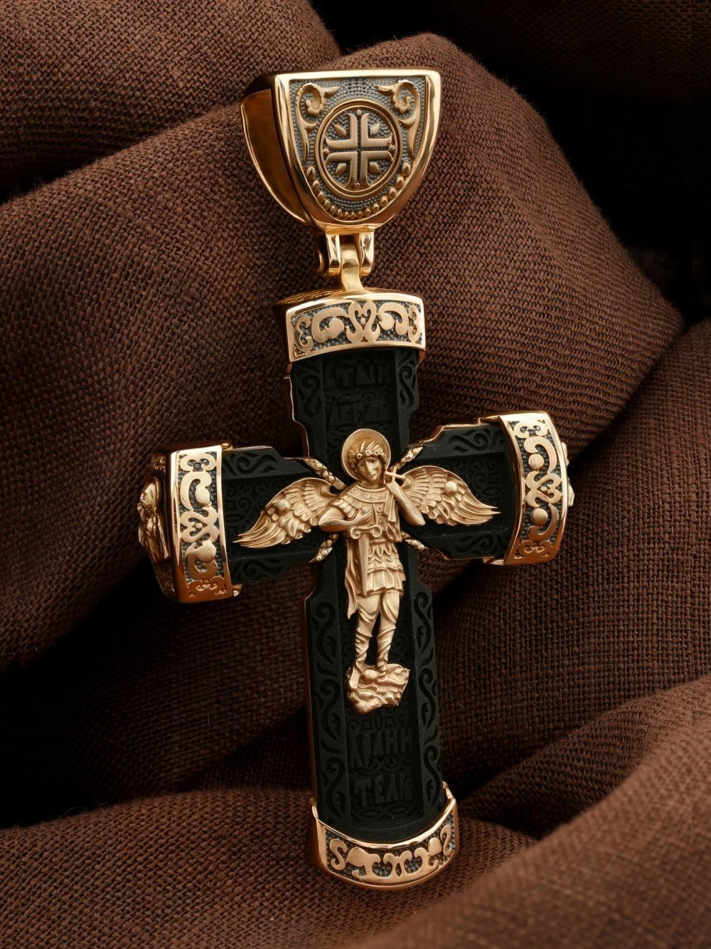 Крест из золота c эбеновым деревом