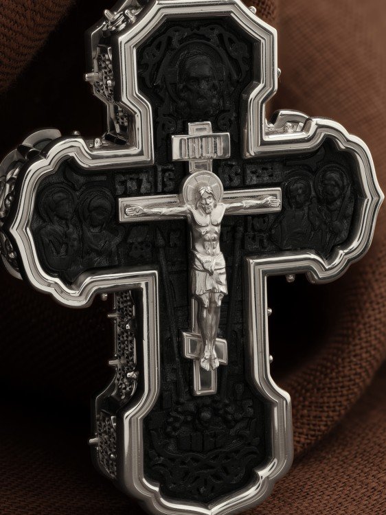 Крест из белого золота c эбеновым деревом