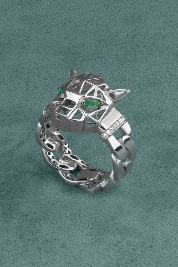 Кольцо из белого золота c бриллиантами и изумрудом