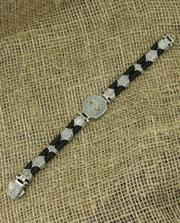 Браслет из серебра и золота c ониксом и шёлковым шнурком