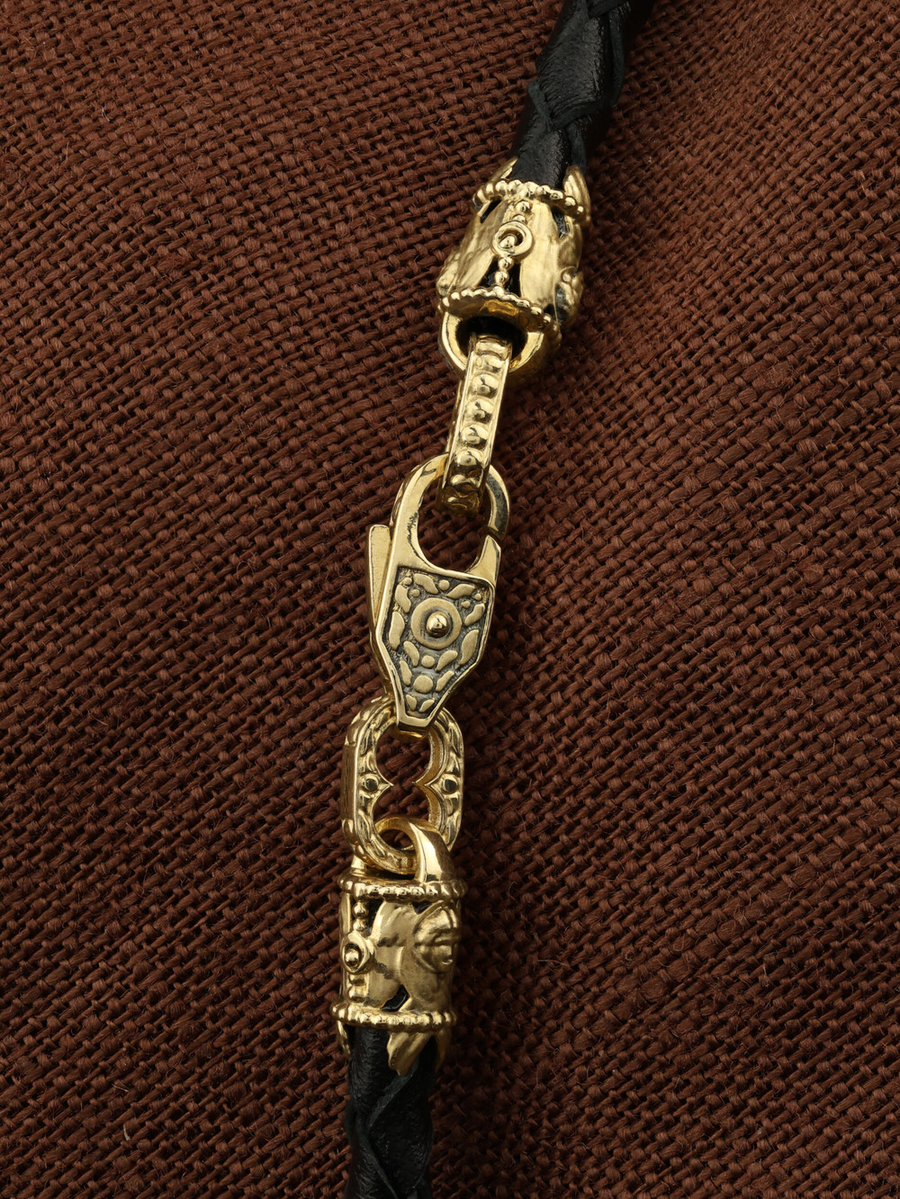 Шнурок кожаный из лимонного золота c кожаным шнурком