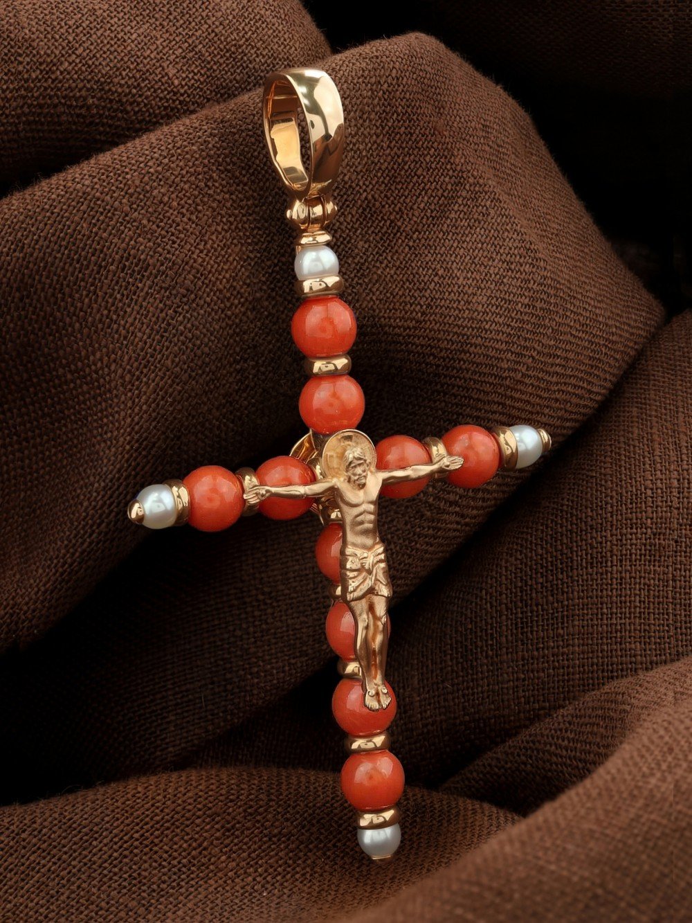 Крест из золота c жемчугом и кораллом