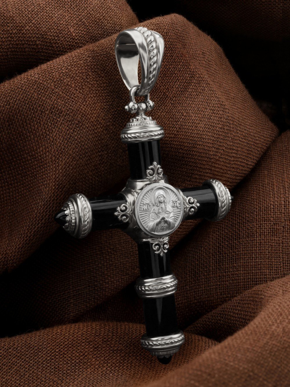 Крест из белого золота c ониксом