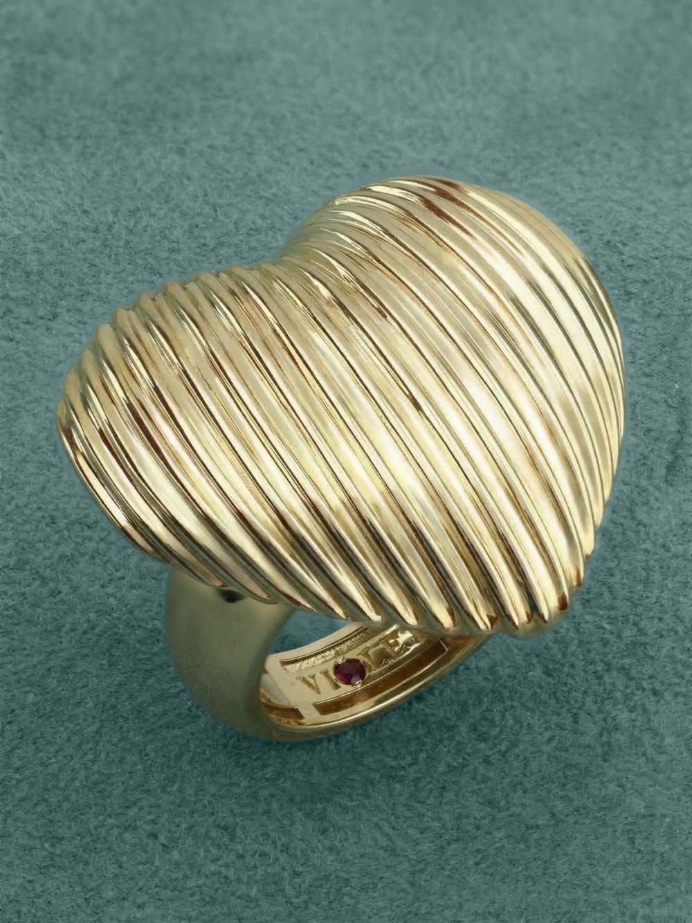 Кольцо из лимонного золота c рубином