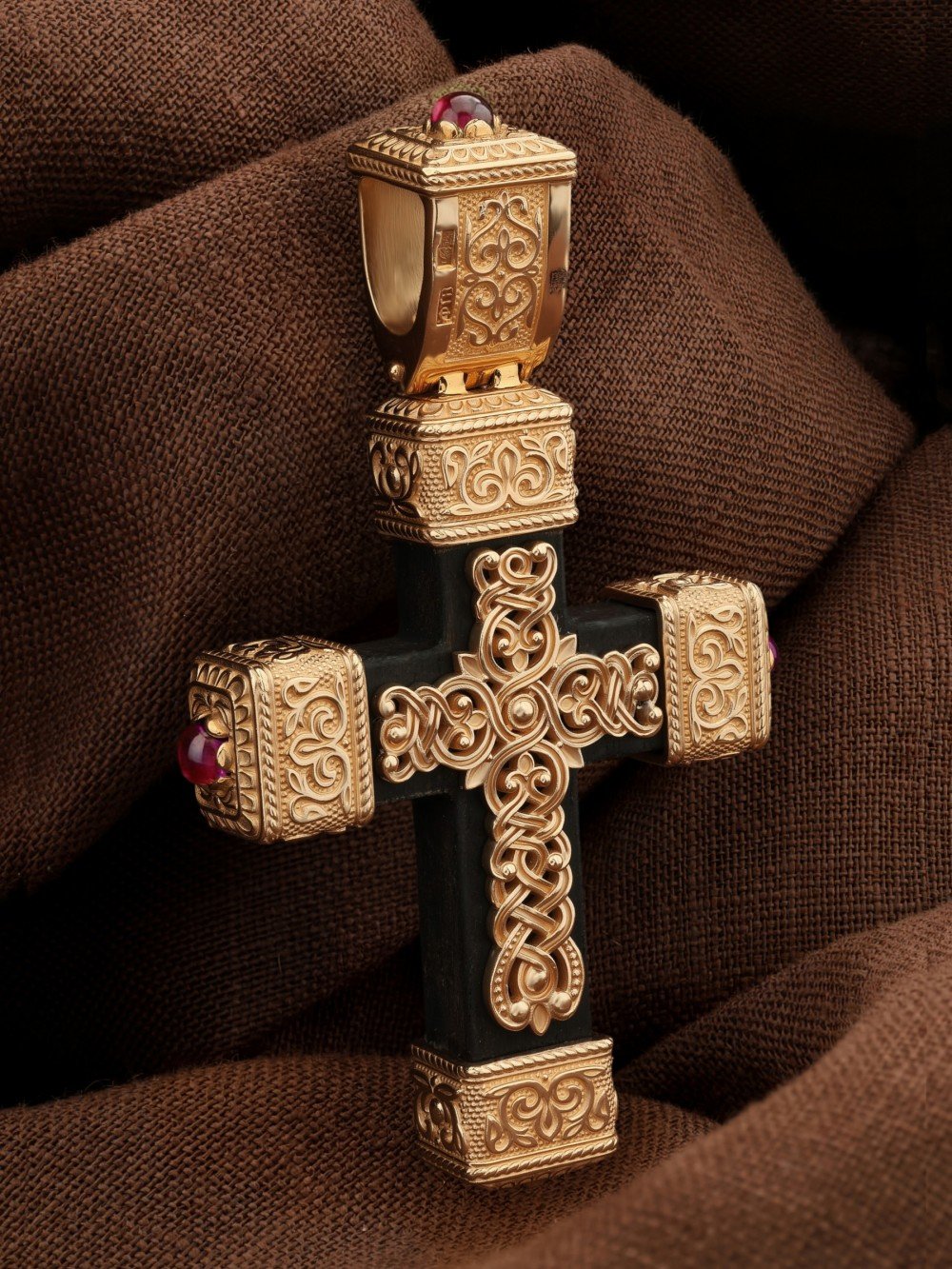 Крест из золота c эмаль , рубином и эбеновым деревом