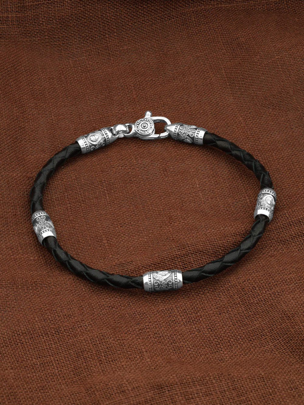 Браслет из белого золота c кожаным шнурком