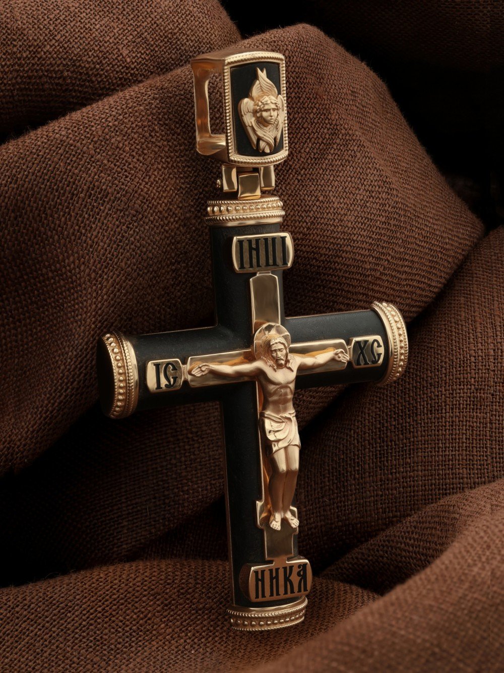 Крест из золота c эмалью и эбеновым деревом