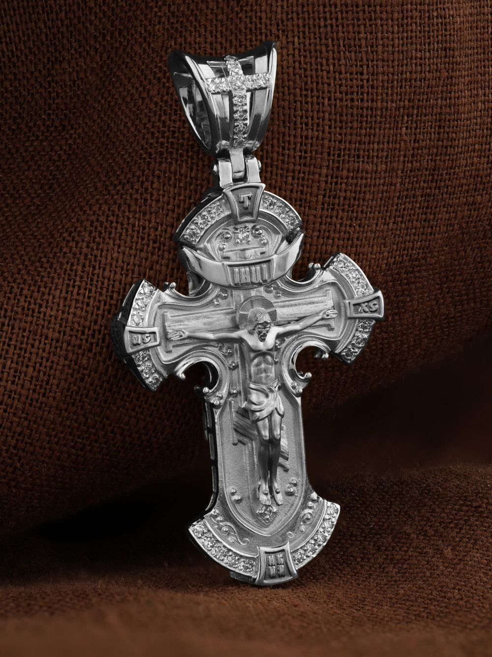 Крест из белого золота c бриллиантами