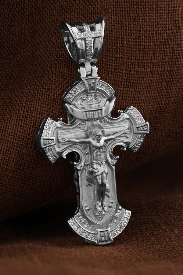Крест из белого золота c бриллиантами