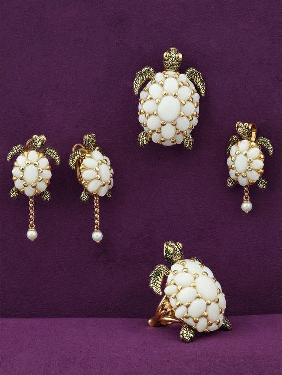 Брошь из лимонного золота c эмалью и бивнем мамонта