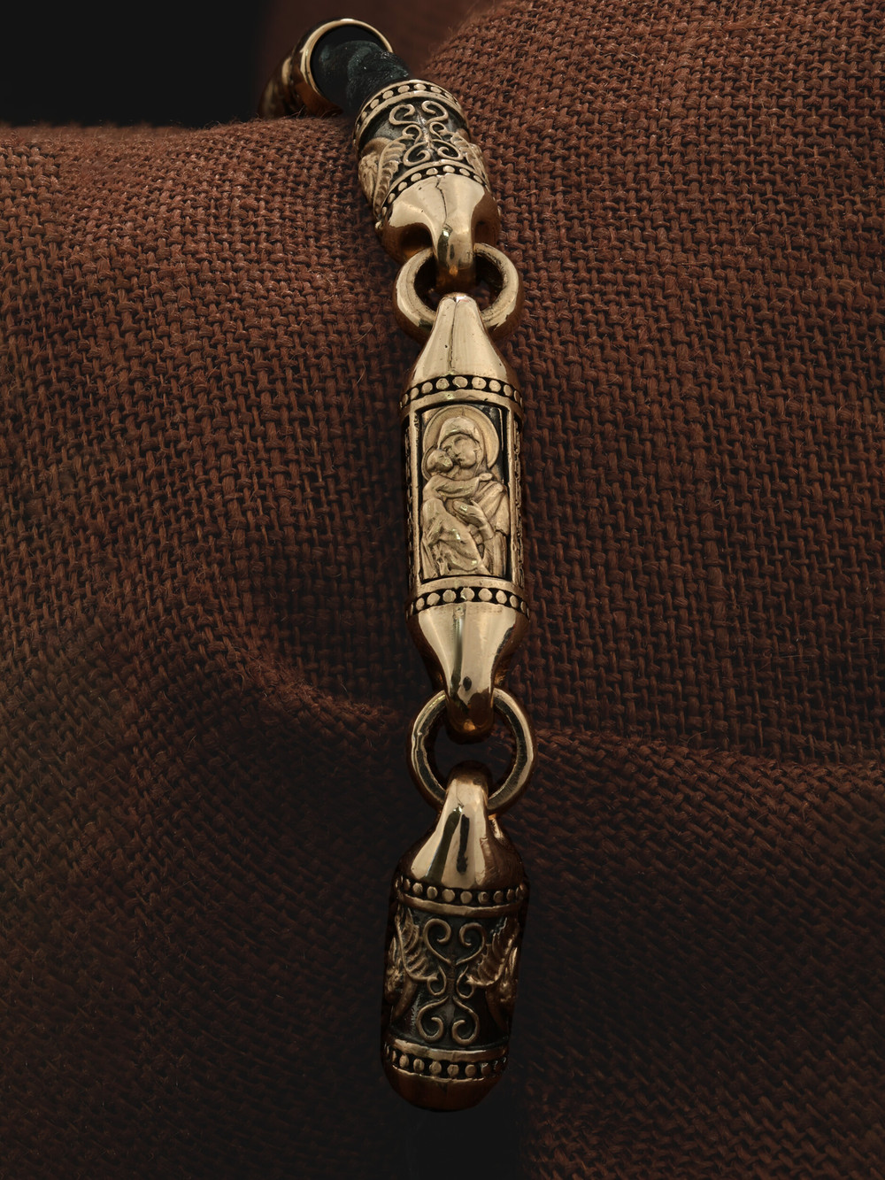 Браслет из золота c кожаным шнурком