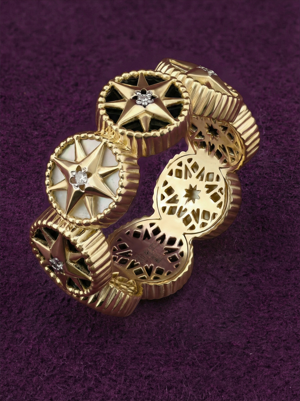 Кольцо из лимонного золота c бриллиантами, ониксом и перламутром