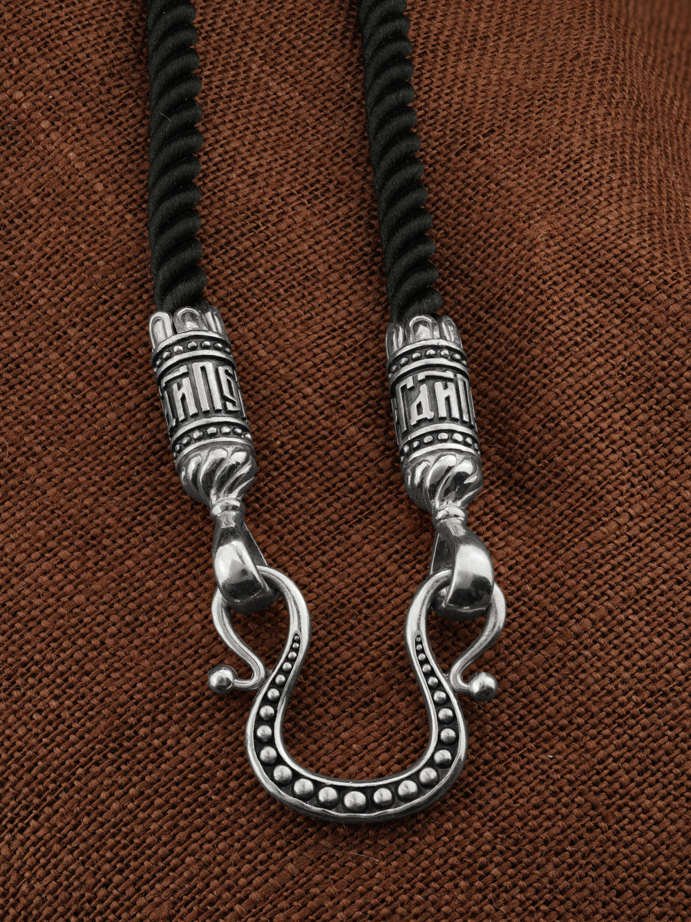 Шнурок шёлковый из белого золота c шёлковым шнурком