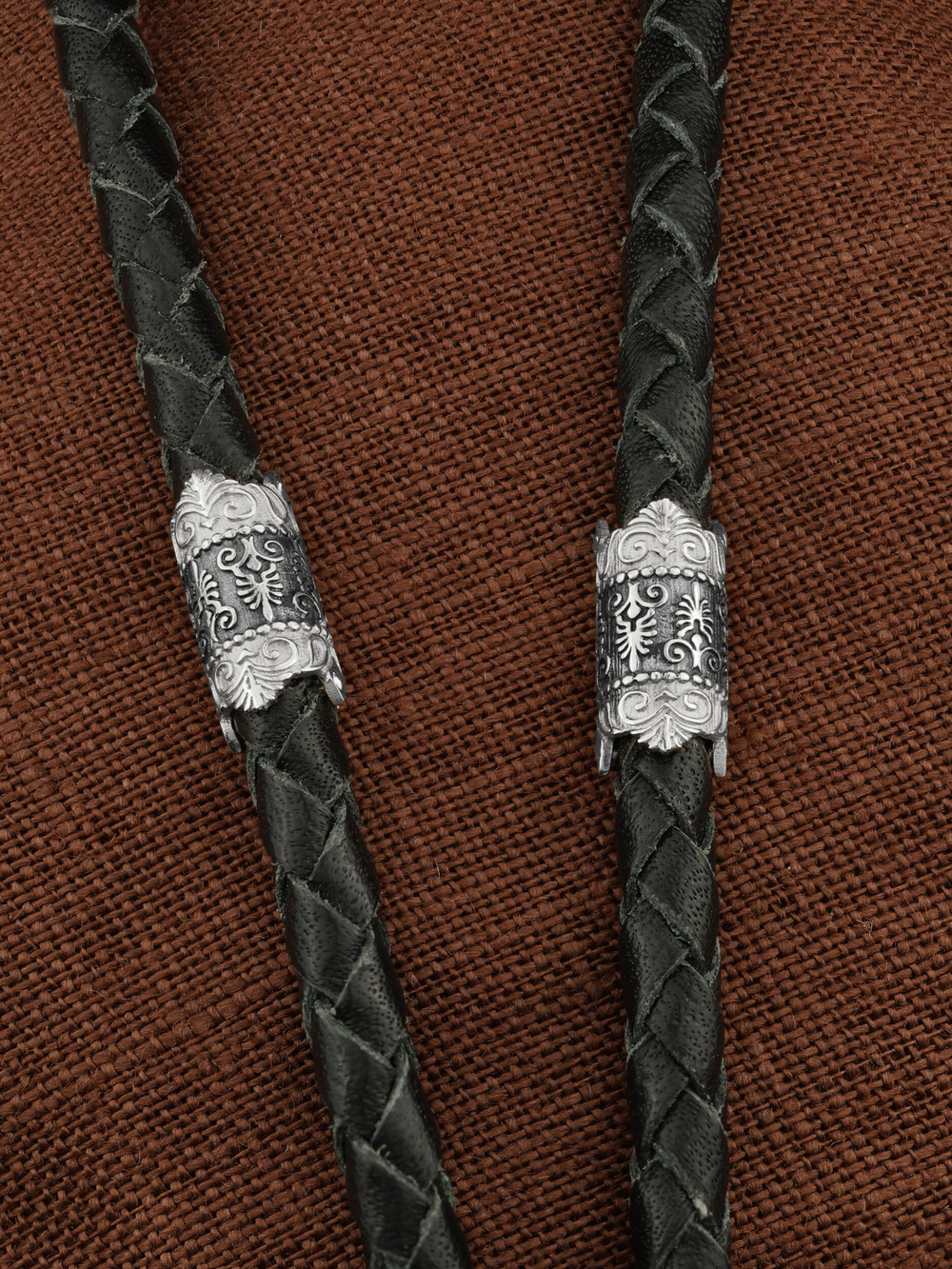 Гайтан из белого золота c кожаным шнурком