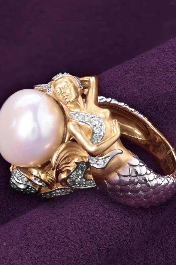 Кольцо из золота c бриллиантами и жемчугом