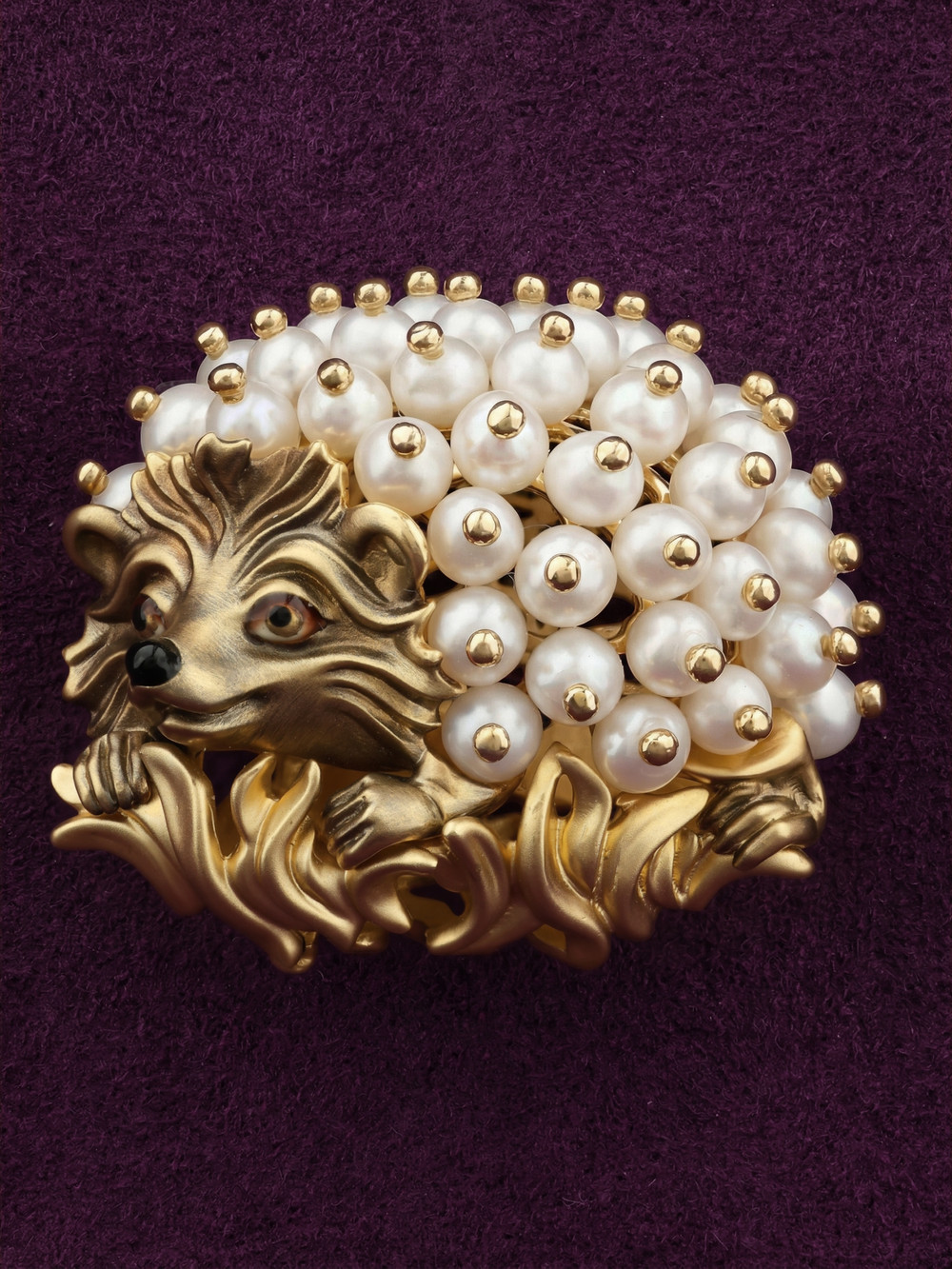 Брошь из лимонного золота c эмалью и жемчугом