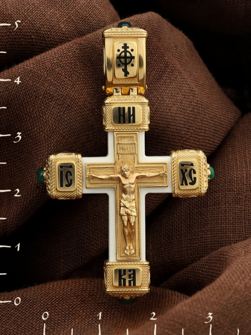 Крест из лимонного золота c эмаль , хризопразом и бивнем мамонта