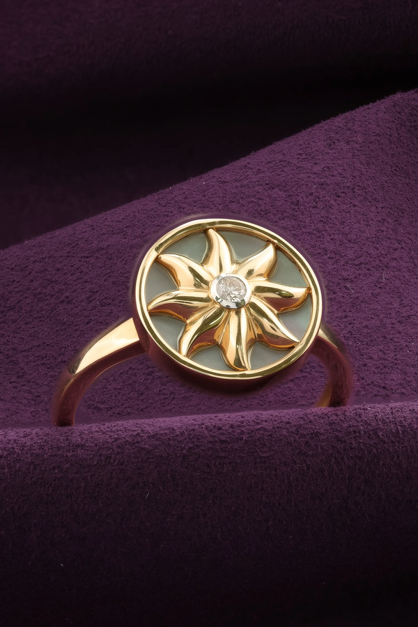 Кольцо из золота c бриллиантами и перламутром