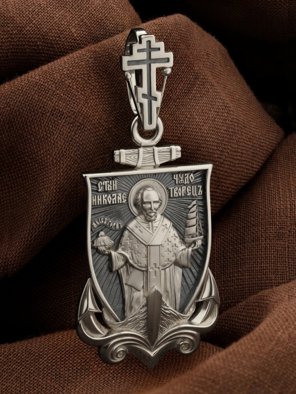 Образок из белого золота c эмаль