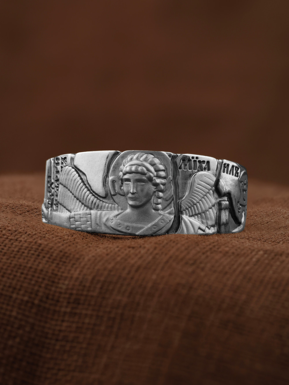 Кольцо из белого золота