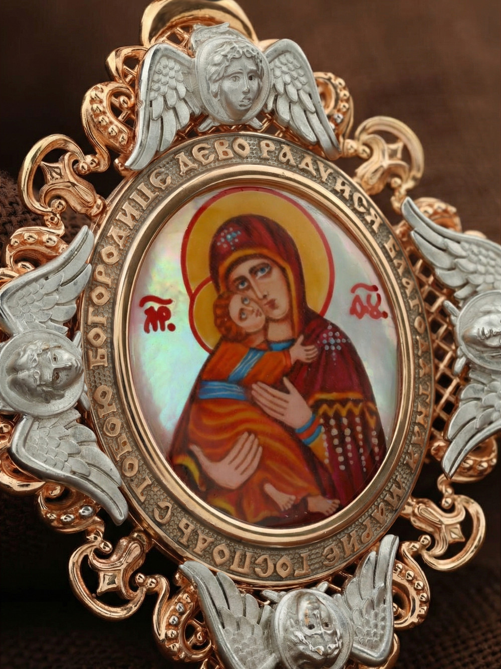 Образок из золота c эмалью и перламутром